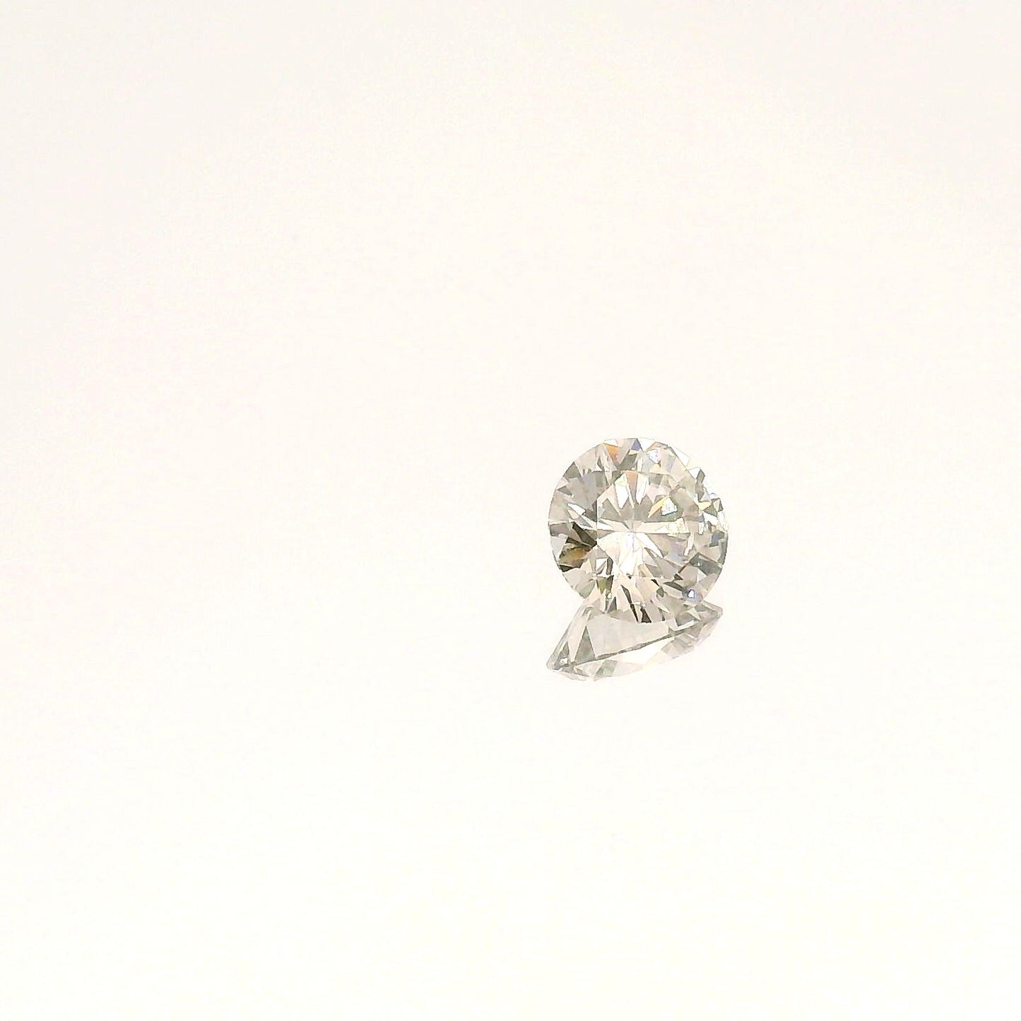 0.84 Carat Round Cut Fancy Silver