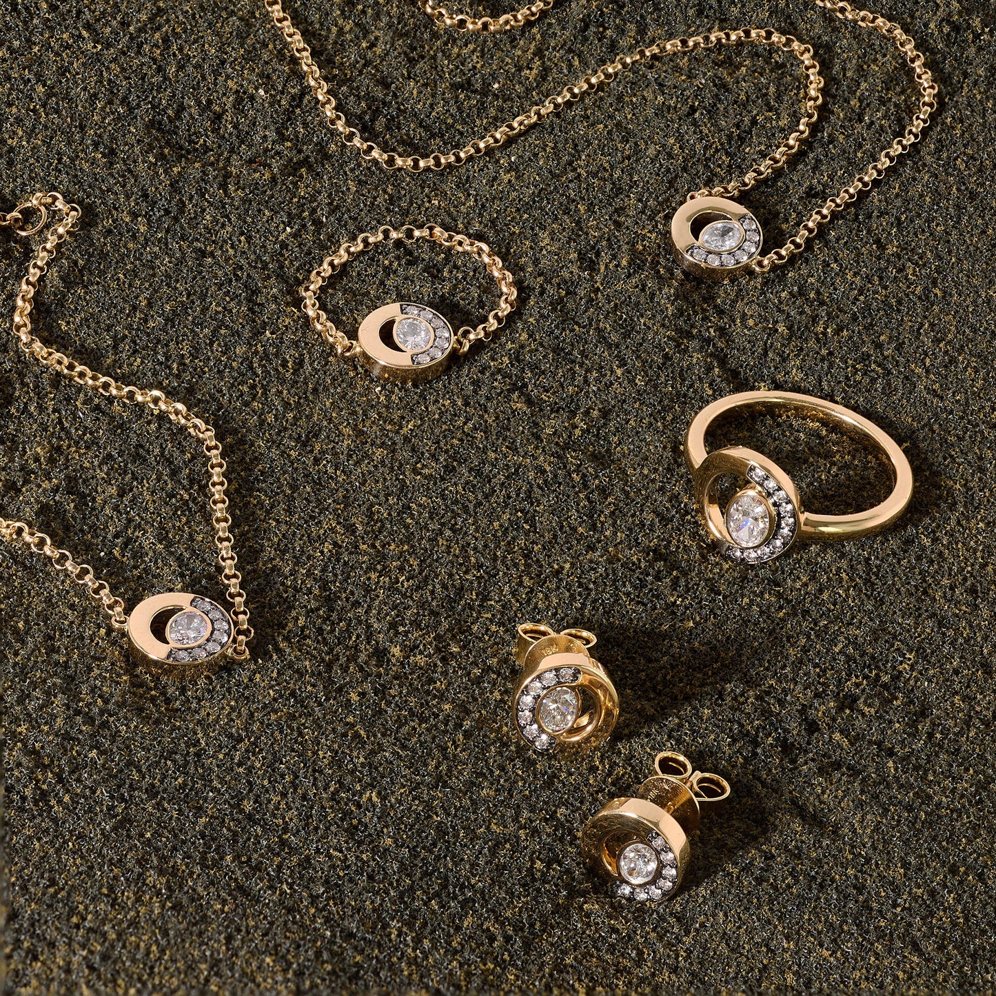 Crescent Chain Ring 0.21ct in 18ct Yellow Gold