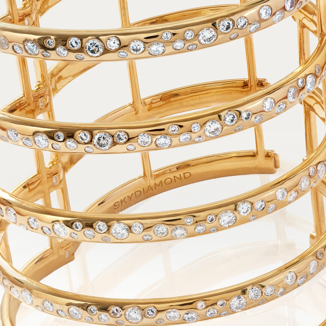 hera high jewellery cuff with skydiamonds