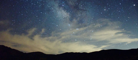 Model wearing Onda Wave Ring