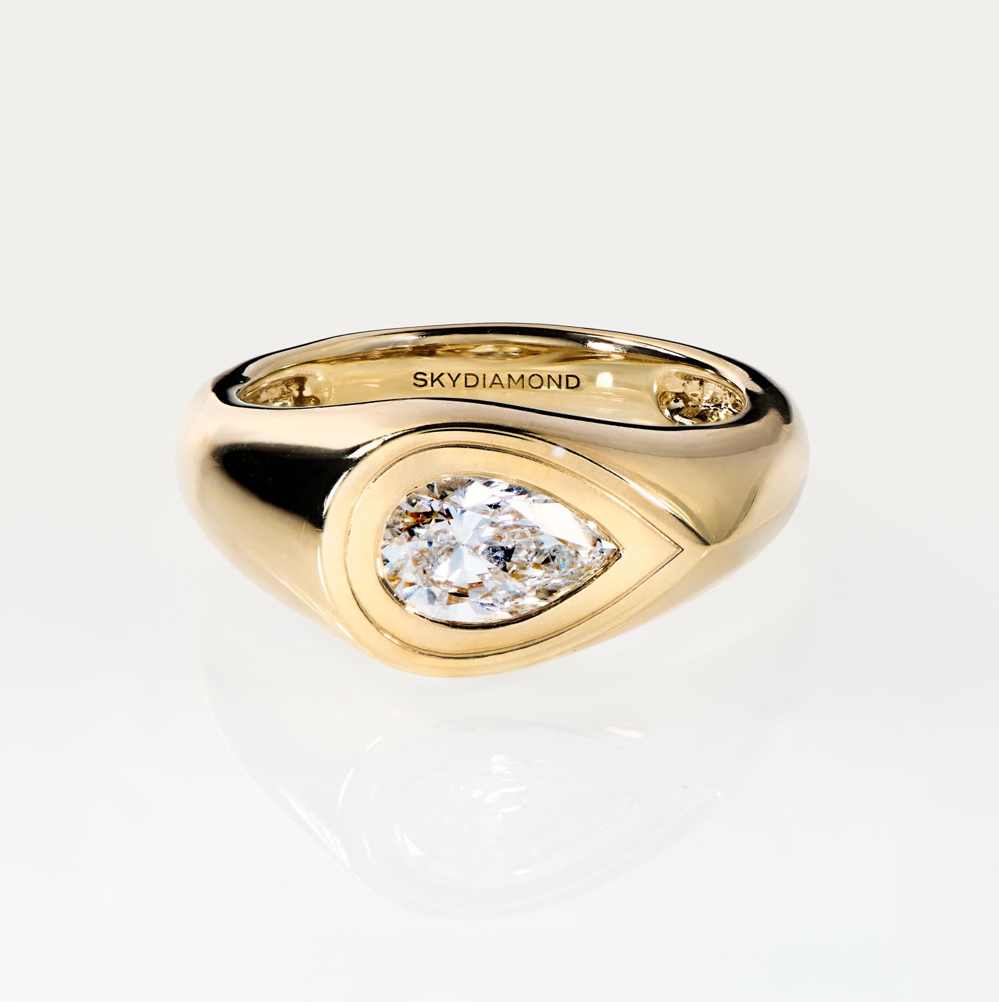 Pear 0.71 HVS1 Signet Ring 18ct Yellow Gold