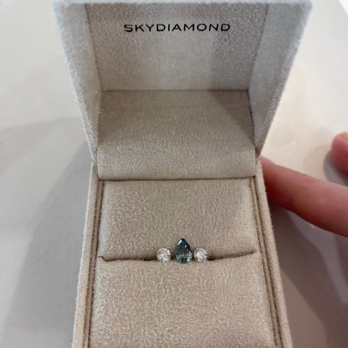 0.51ct Teal Pearshape Skydiamond